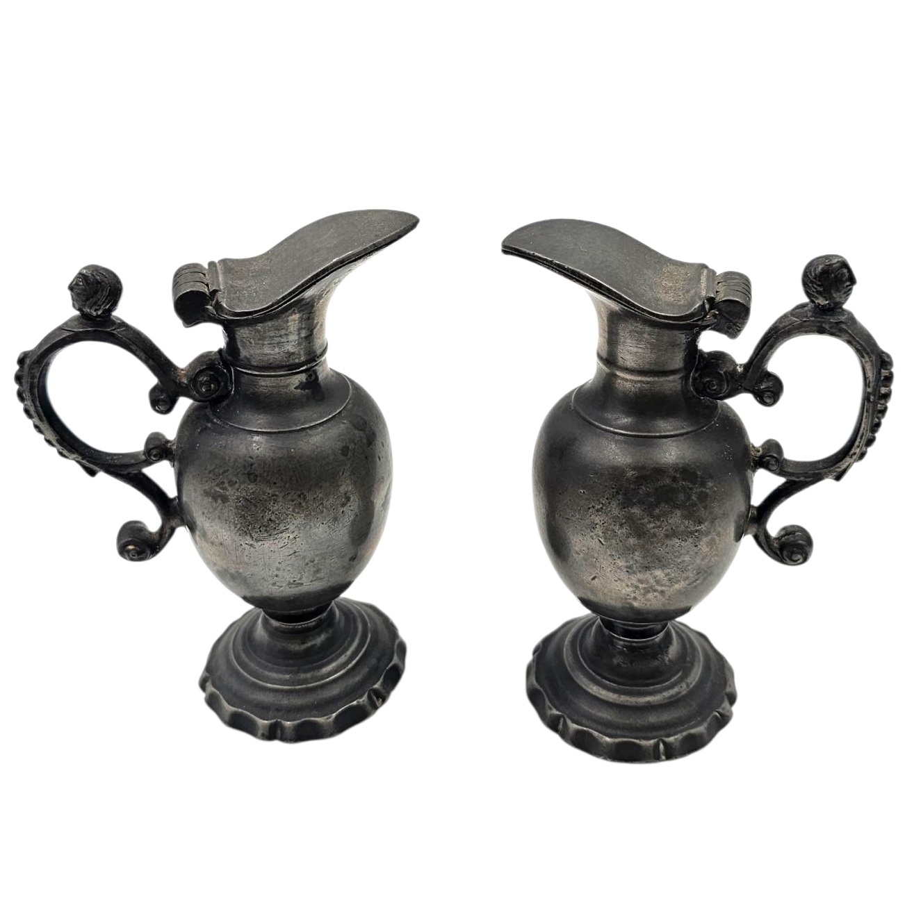 PAIRE DE BURETTES ANCIENNES EN ETAIN A DECOR DE TETES 