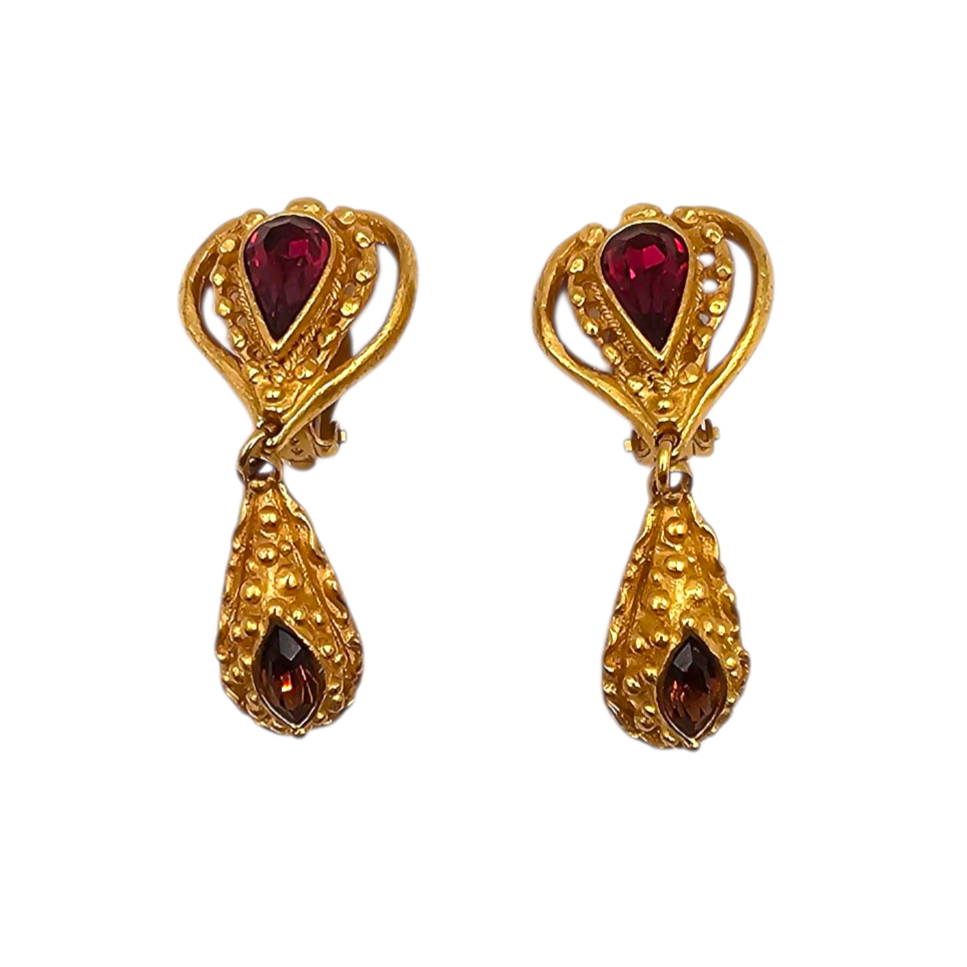 CHRISTIAN LACROIX BOUCLES D OREILLES PENDANTES METAL DORE ET CABOCHONS COLORES
