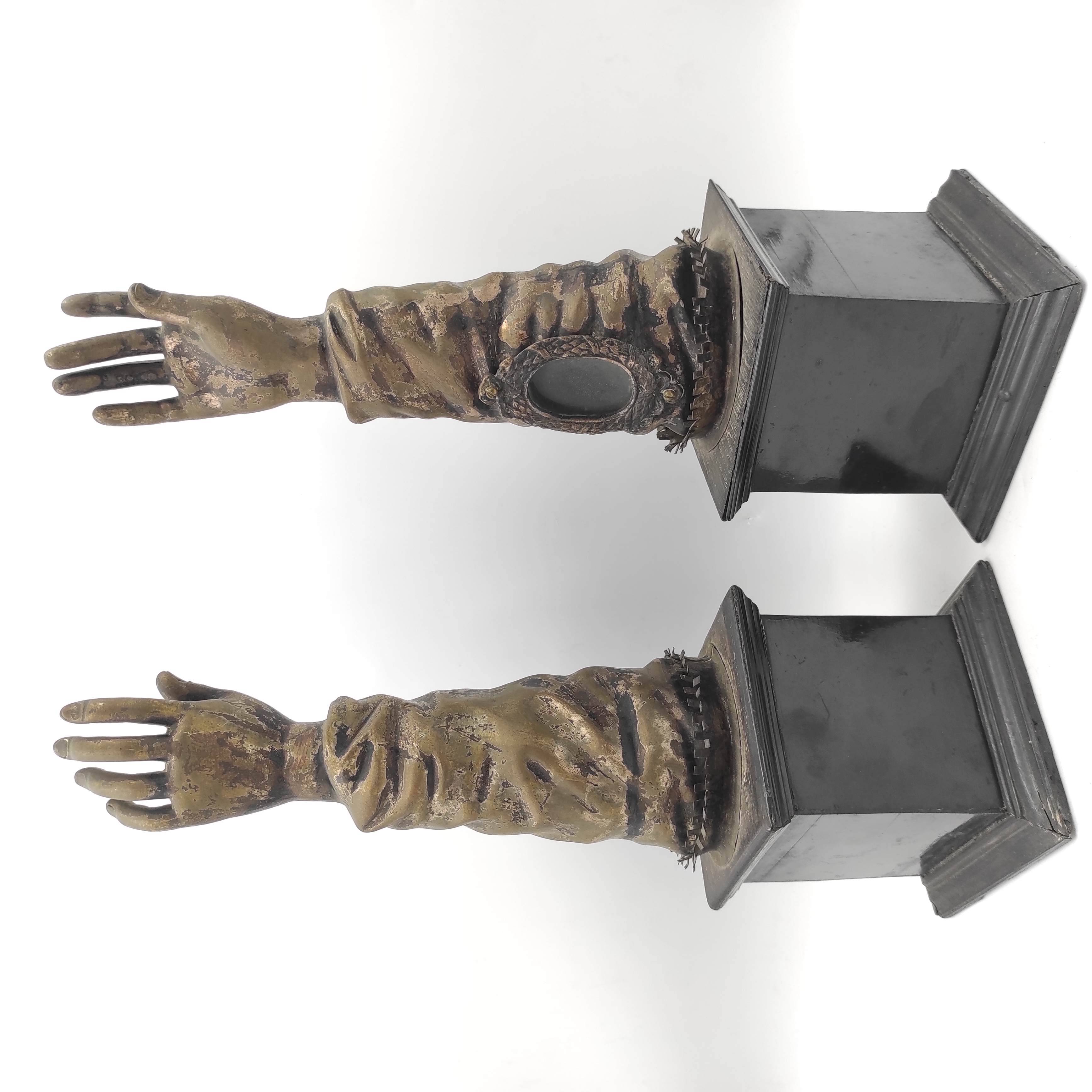PAIRE D ANCIENS  BRAS RELIQUAIRES EN BRONZE 37 x 10 x 10 CM 