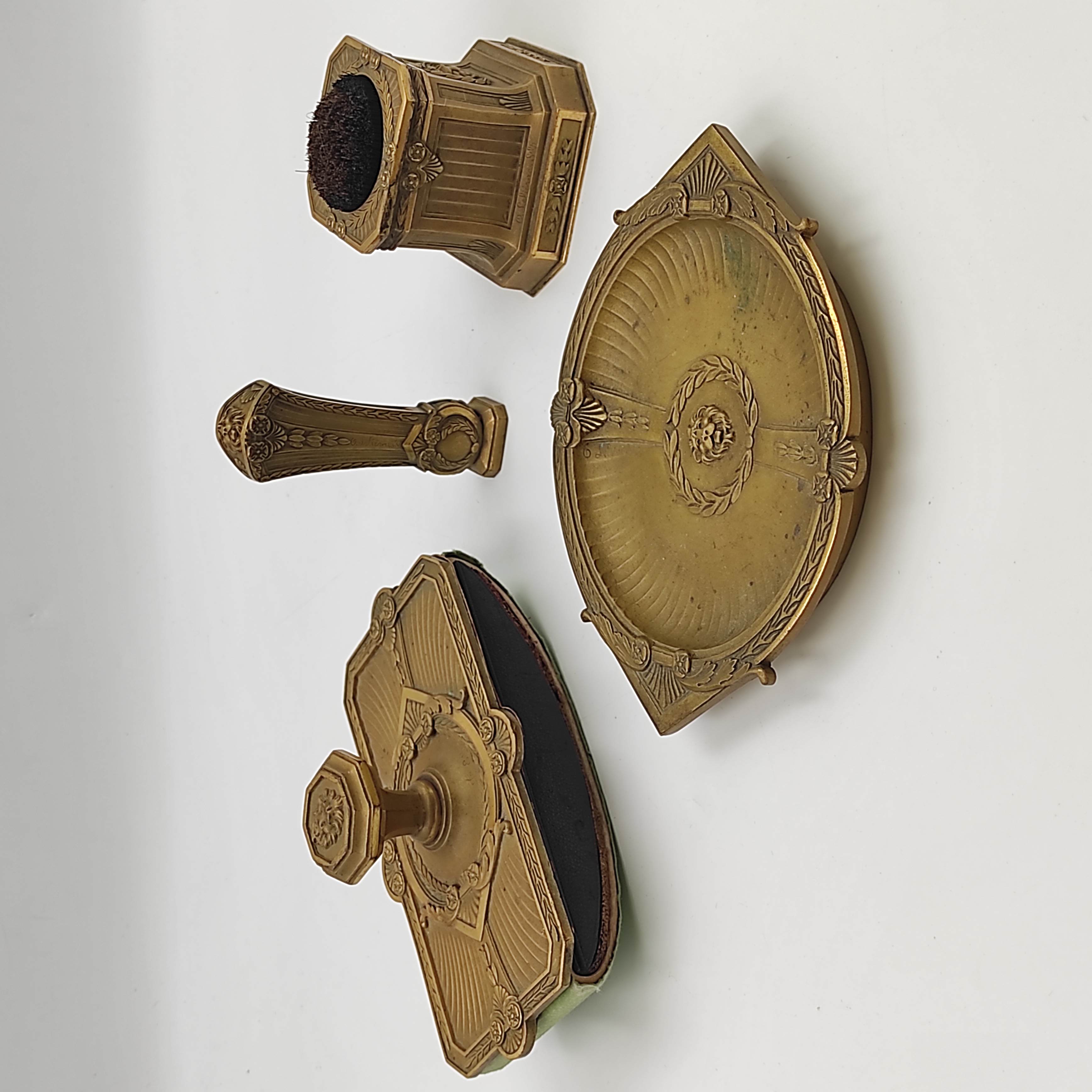 LELIEVRE FONDEUR SUSSE NECESSAIRE DE BUREAU EN BRONZE
