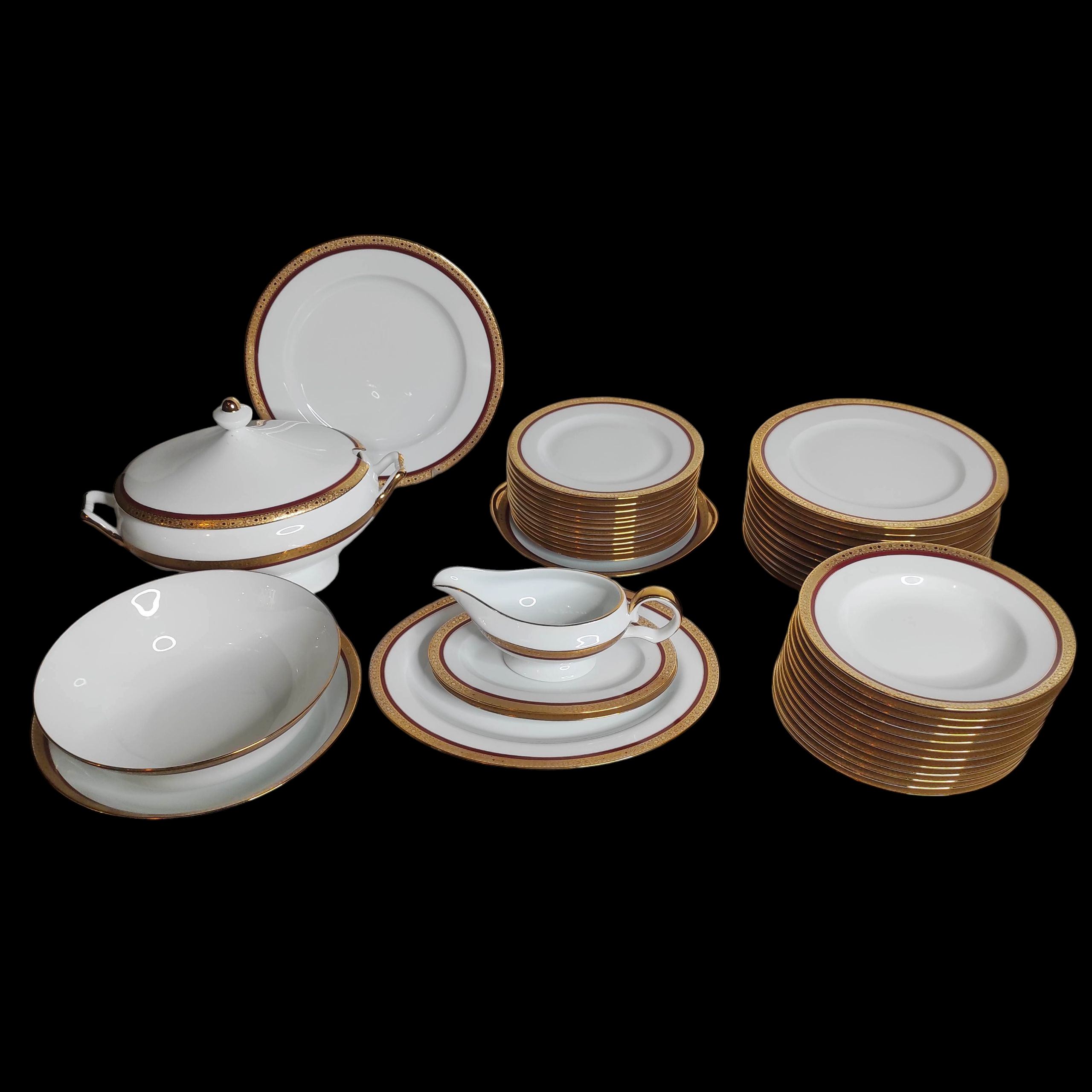 LIMOGES DE BRISSAC SERVICE DE TABLE EN PORCELAINE A LISERE OR ET BORDEAUX