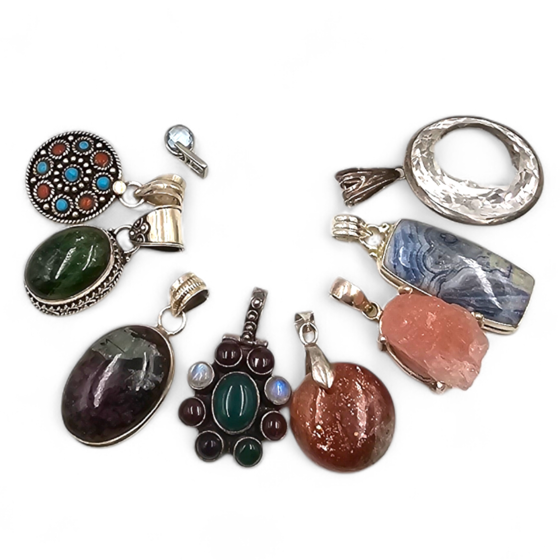 SERIE DE 8 PENDENTIFS EN ARGENT (925) ET PIERRES + 1 EN OR (375) PB 63.31 GR