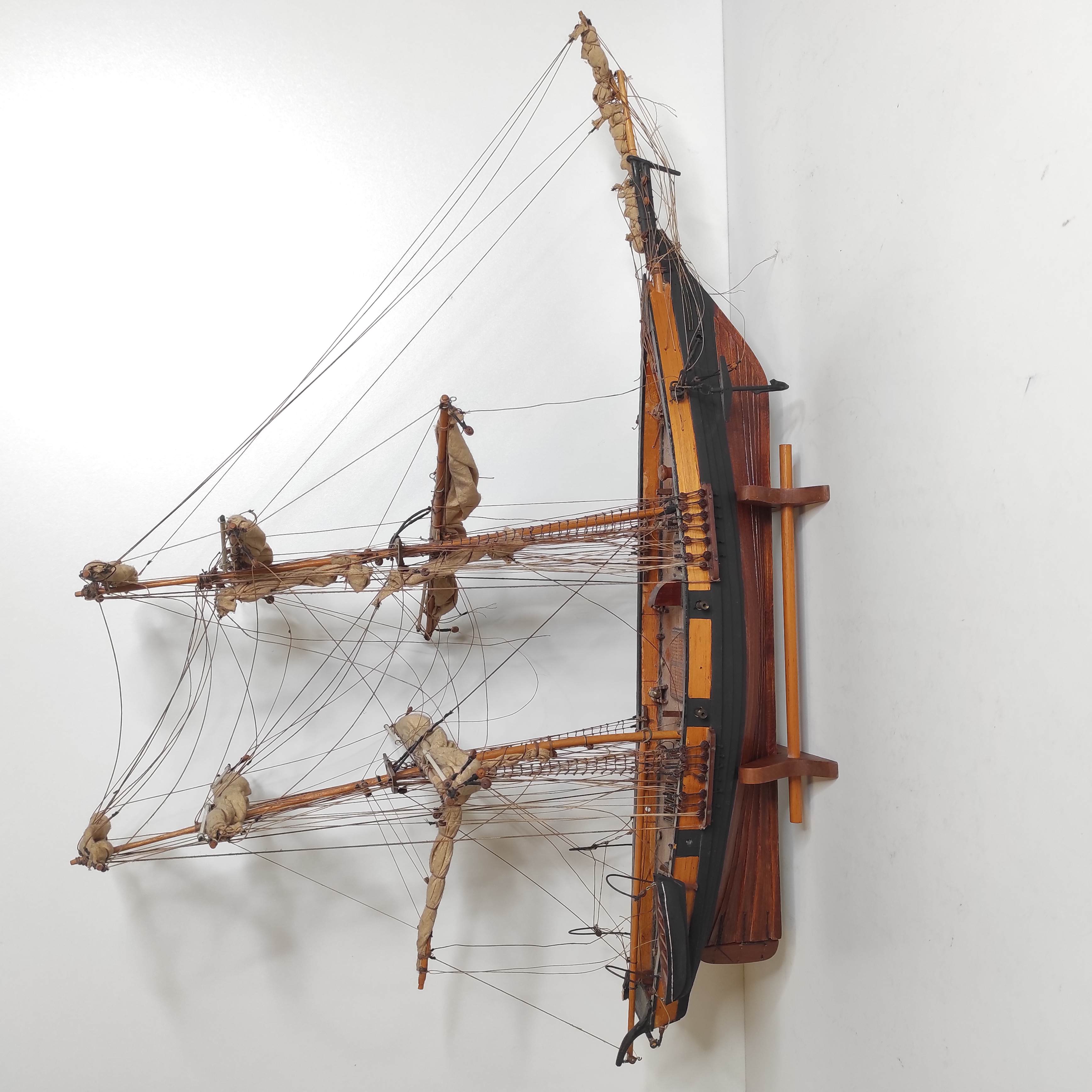 MAQUETTE DE BATEAU OURAGAN 83 x 57 x 30 CM