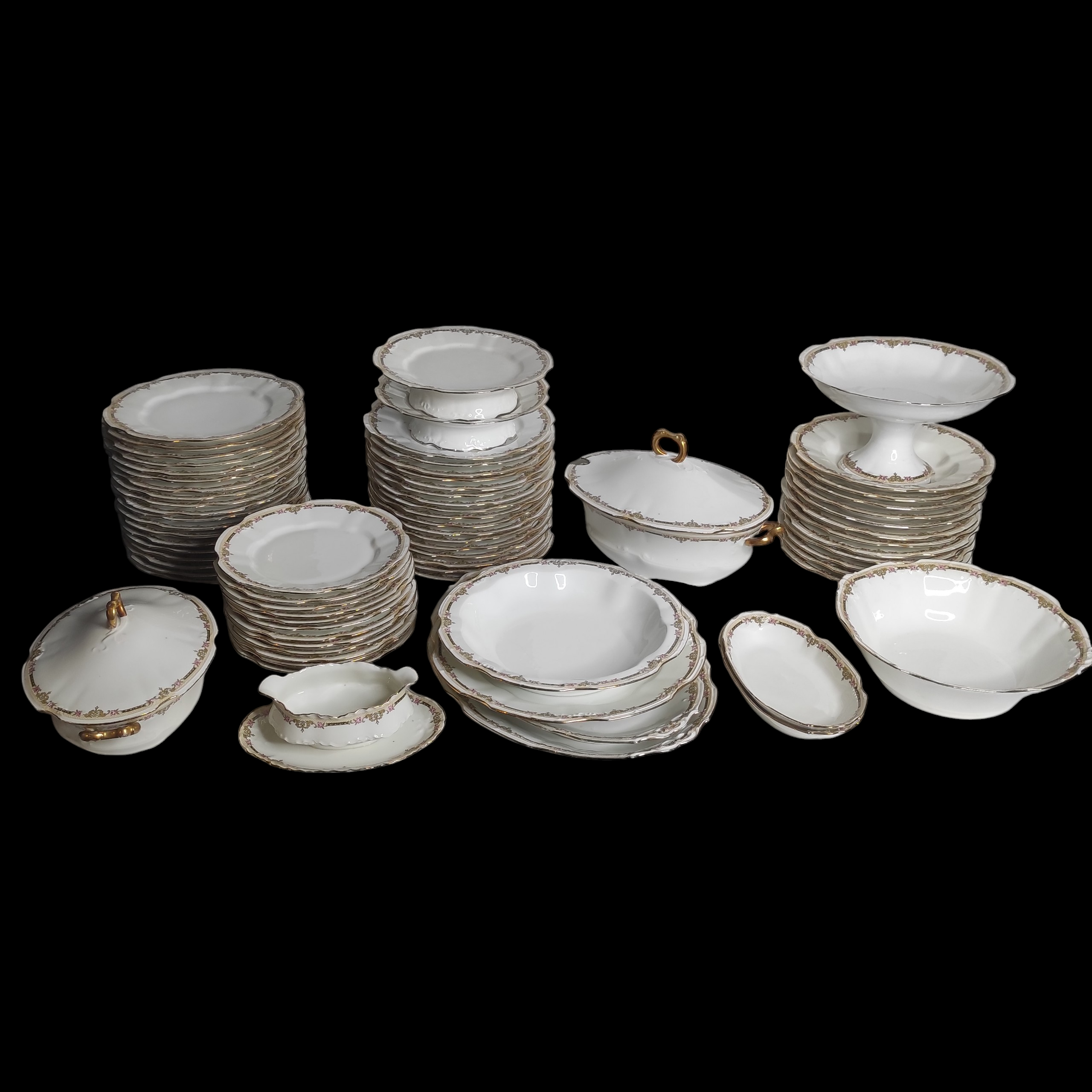 LIMOGES IMPORTANT SERVICE DE TABLE A DECOR DE FRISE (QUELQUES ECLATS)