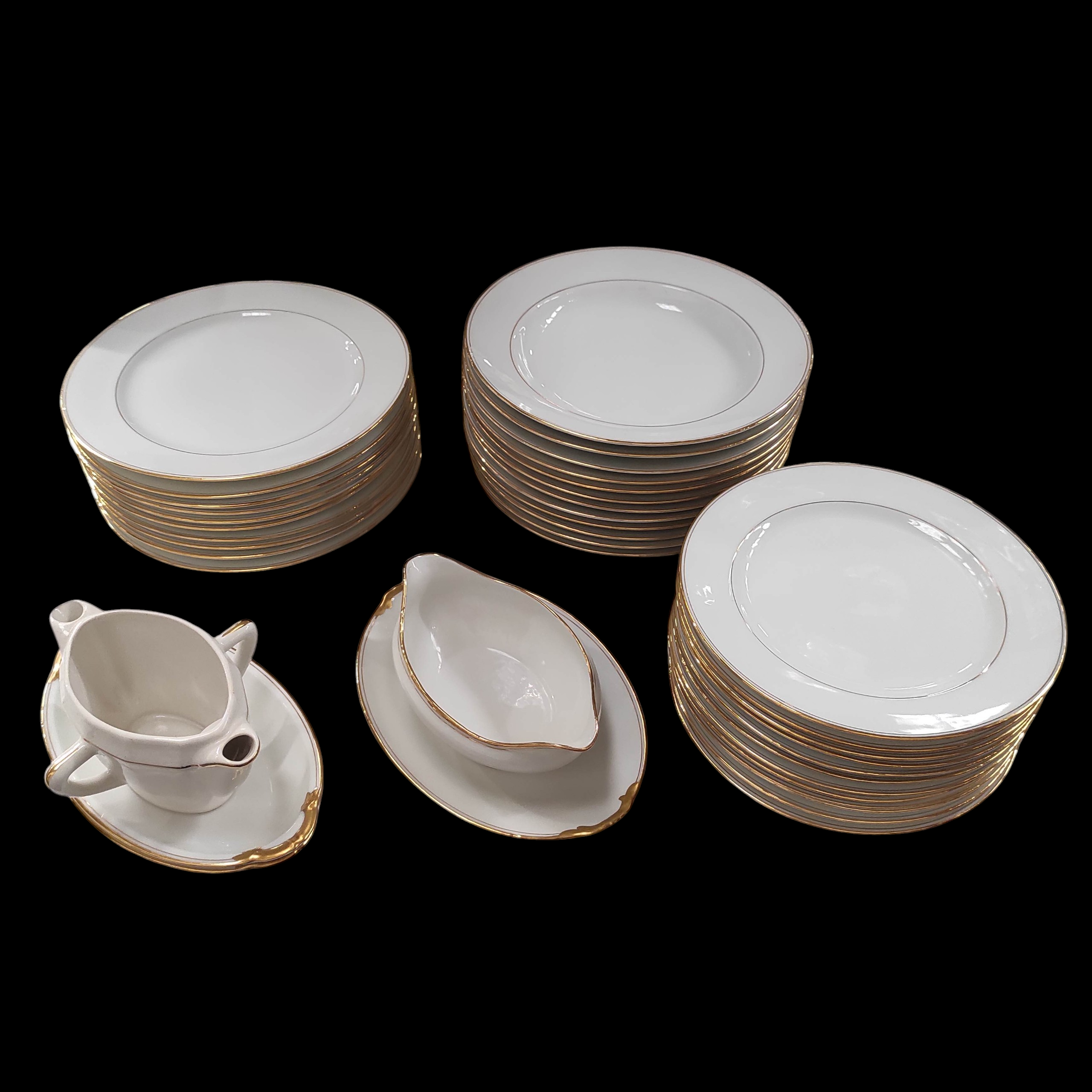 LIMOGES SERVICE DE TABLE 33 ASSIETTES + 5 PLATS DE SERVICE LISERE DORE 