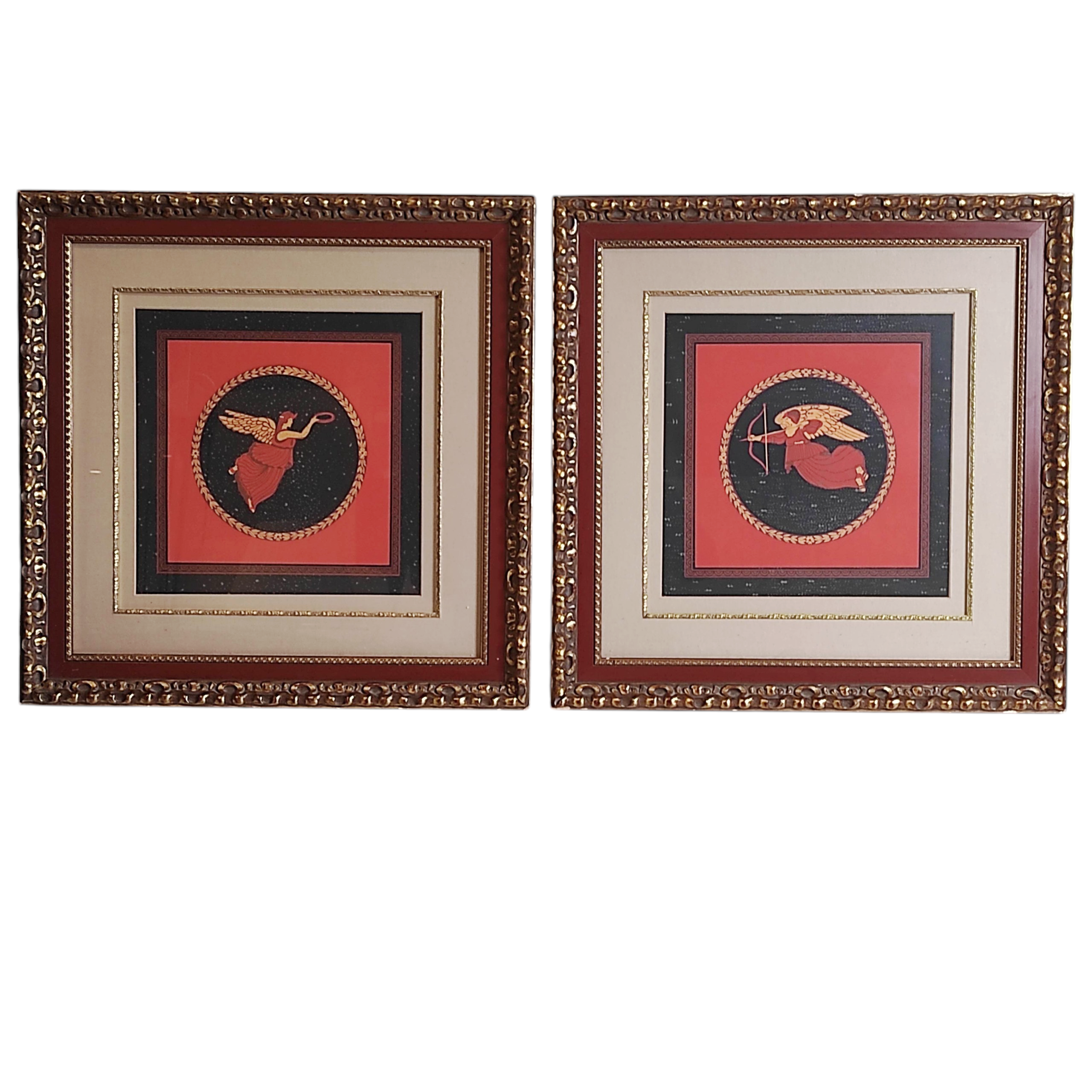 PAIRE D ALLEGORIES GRECQUES ENCADREMENT ROUGE ET OR 61 X 61CM 