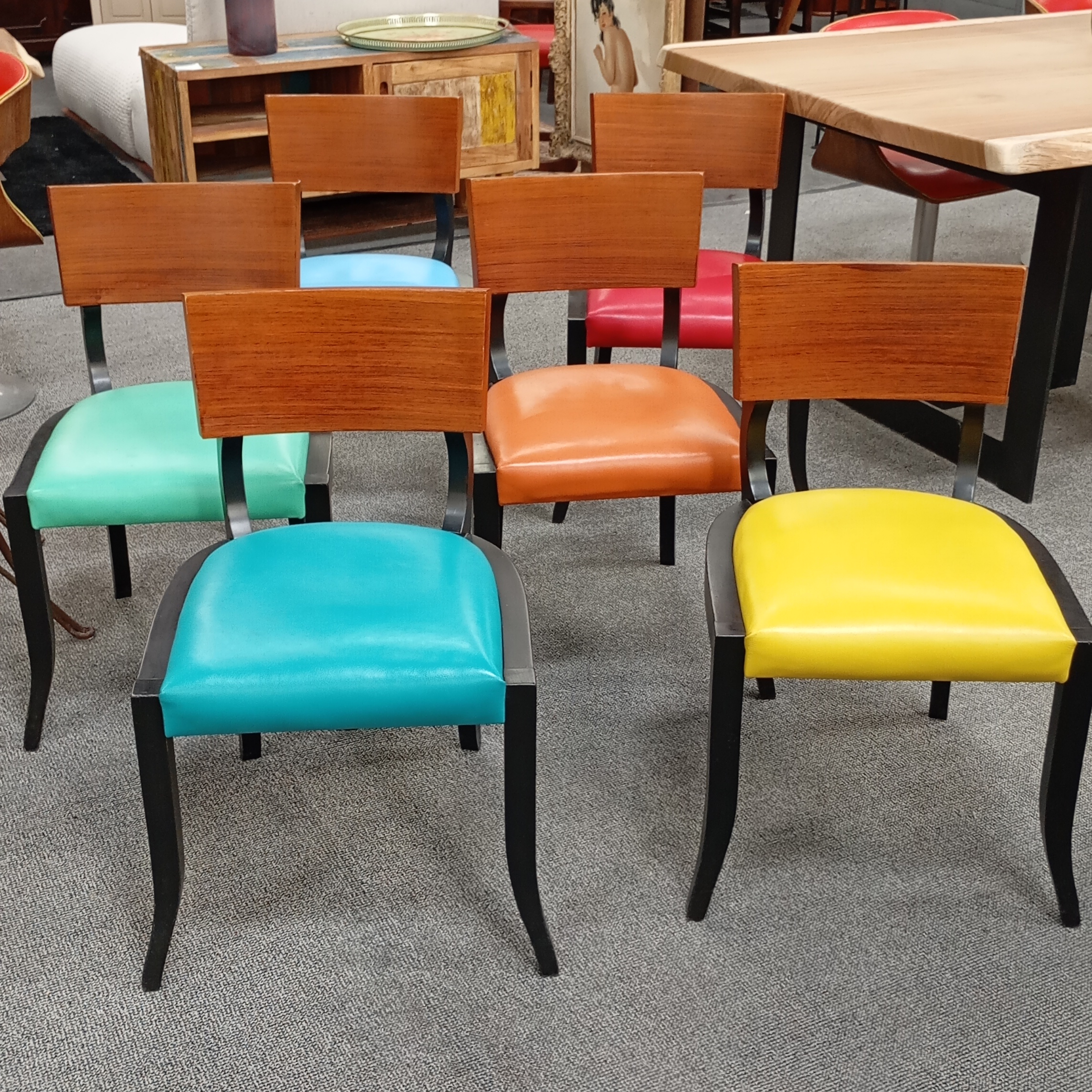 6 CHAISES ASSISSE CUIR DE COULEUR 
