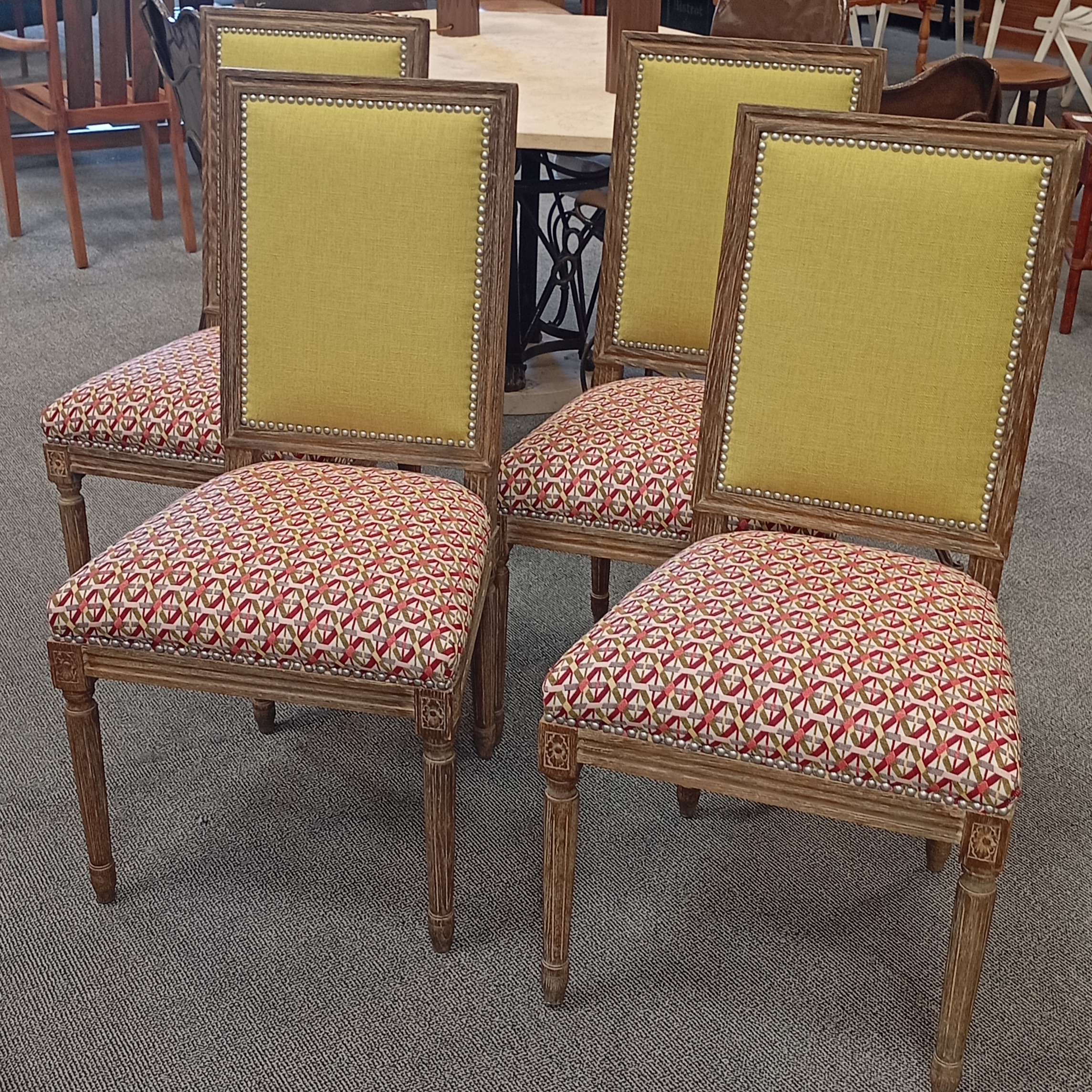 4 CHAISES DE STYLE LOUIS XVI TISSU ANIS ET MULTICOLORE