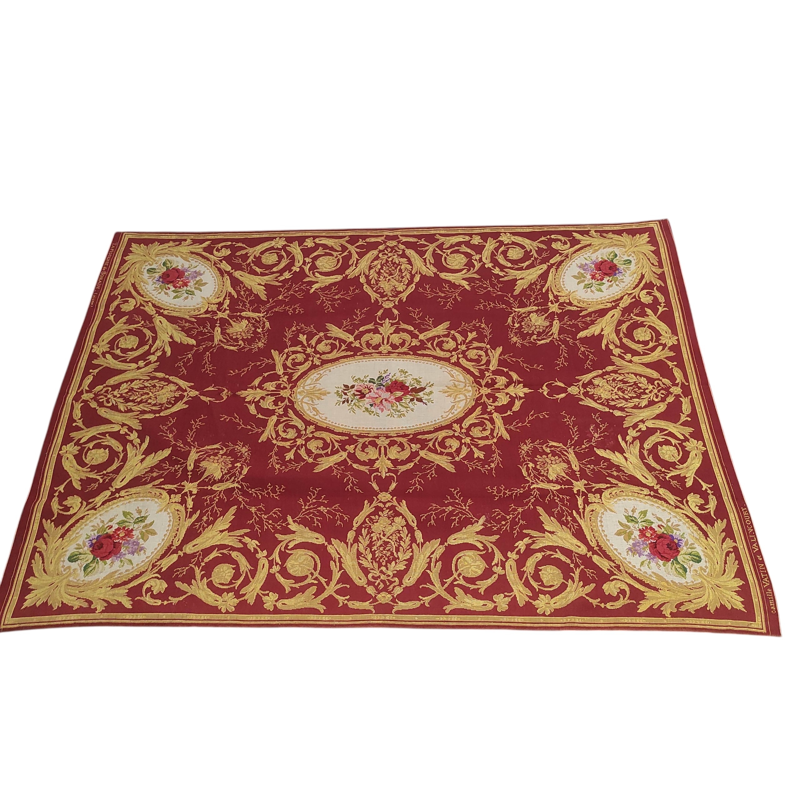 TAPISSERIE ROUGE ET OR A DECOR DE FLEURS 180 x 130 CM