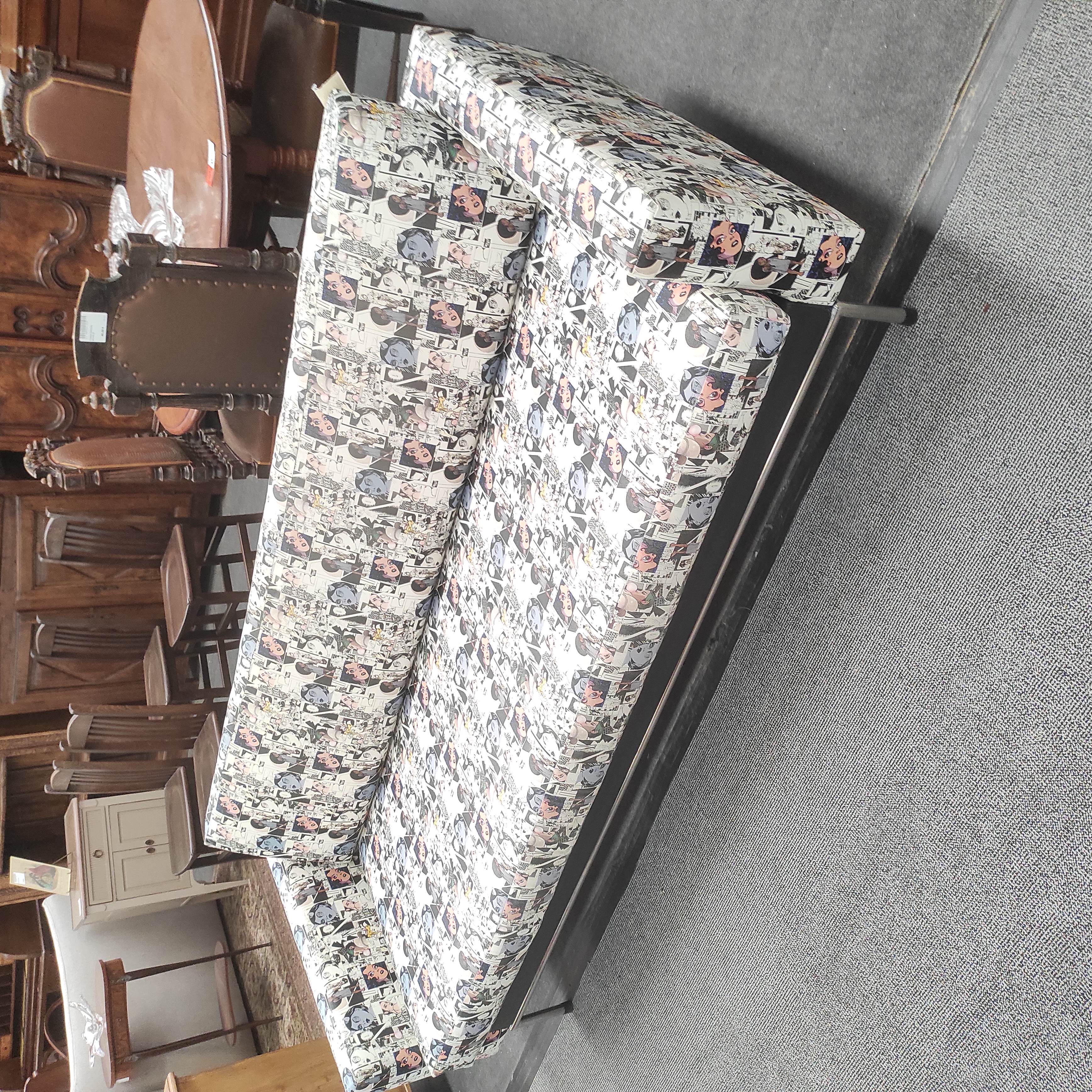 CANAPE 3 PLACES RECOUVERT DE MOTIFS BD 214/75/90 CM