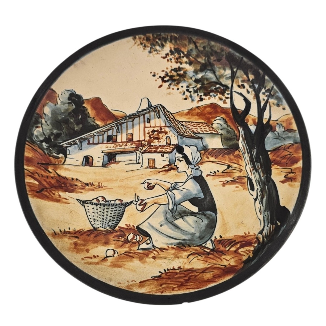 CIBOURE RF LE CORRONE ASIETTE A DECOR DE PAYSANNE DIAM 24 CM
