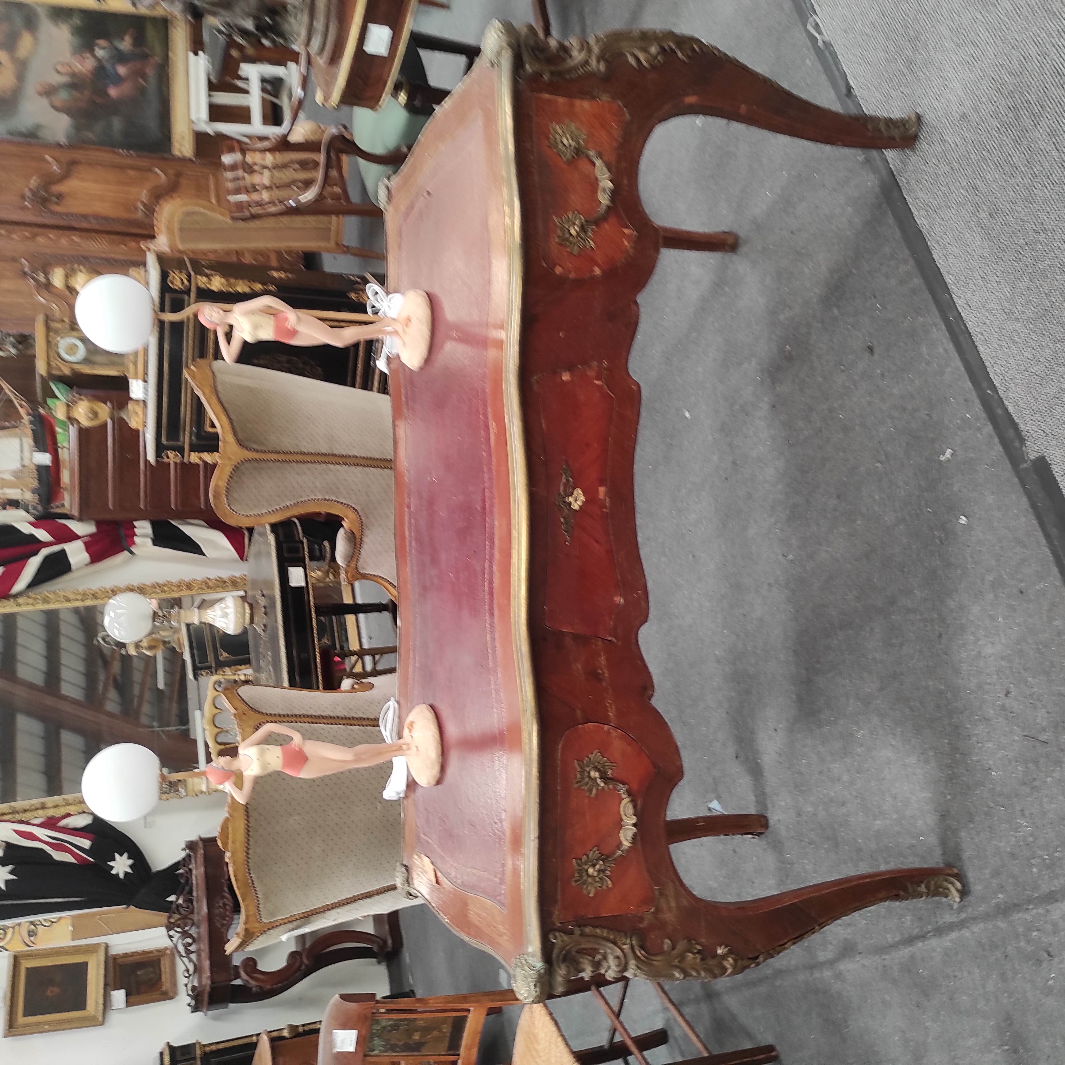 BUREAU MOUVEMENTE 140/80/66 CM DE STYLE LOUIS XV EN L ETAT