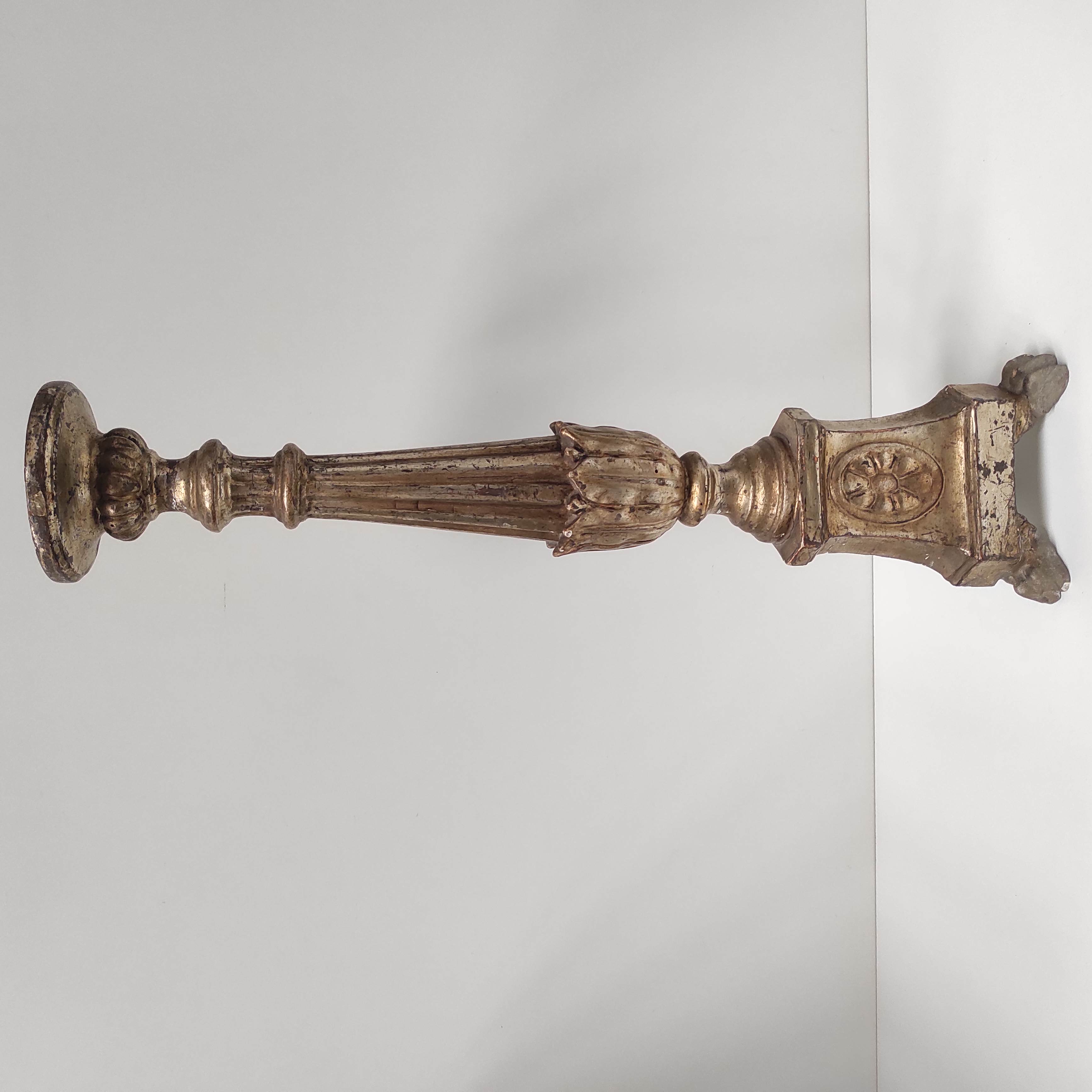 PORTE CIERGE ANCIEN EN BOIS DORE OR PALE H 67 CM
