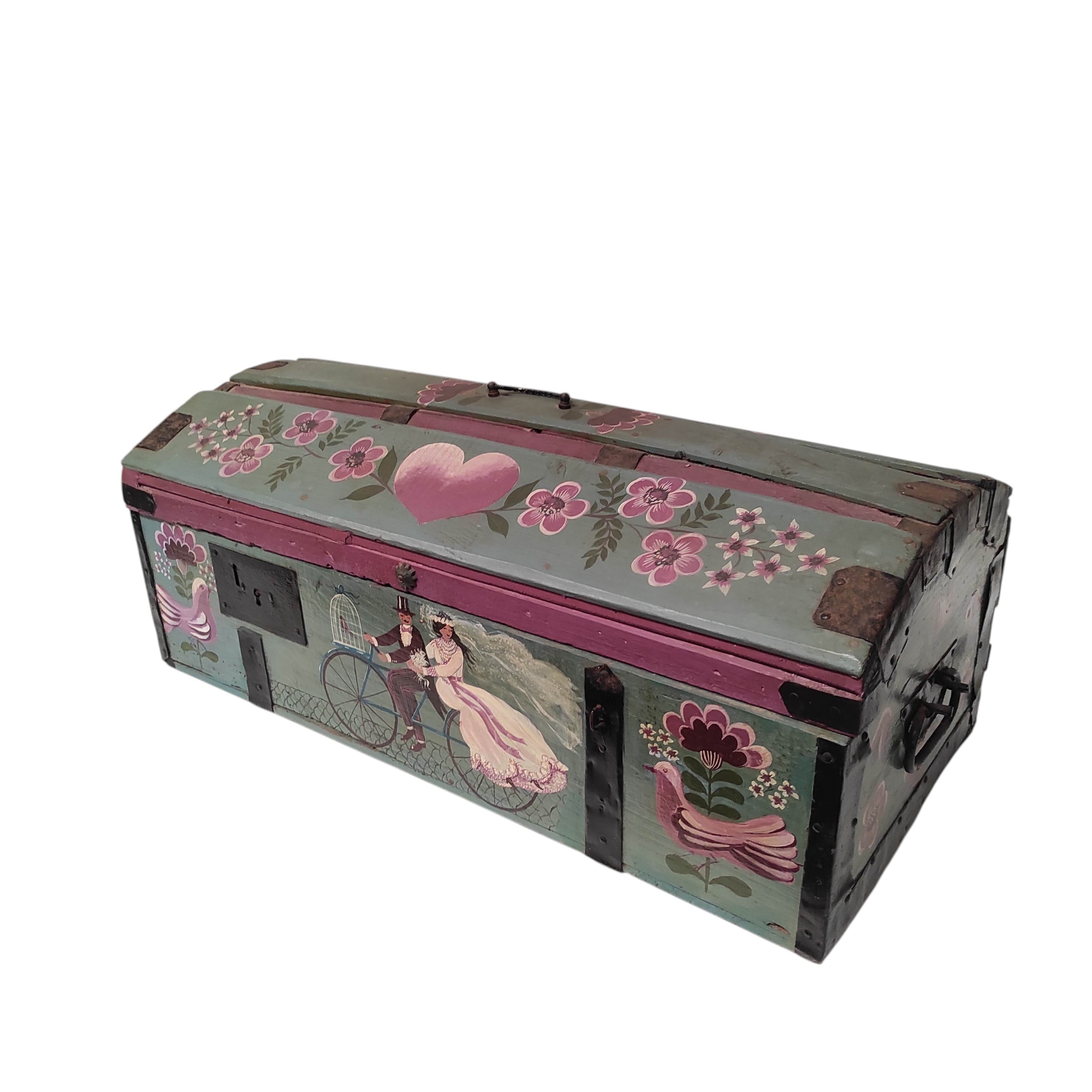 PETITE MALLE BOMBEE PEINTE A DECOR D AMOUREUX 65 x 24 x 22 CM