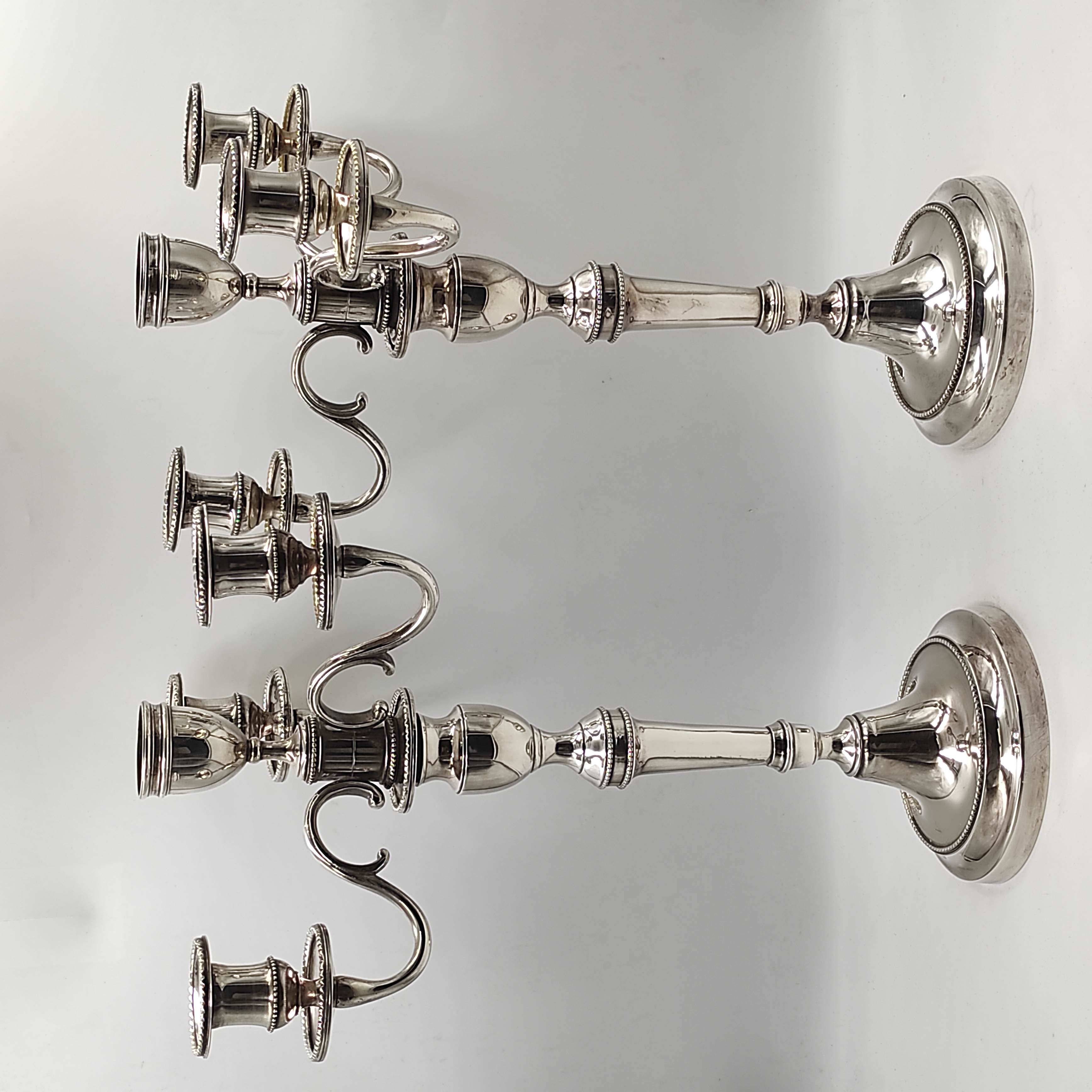 PAIRE DE CHANDELIERS EN METAL ARGENTE H 39 CM