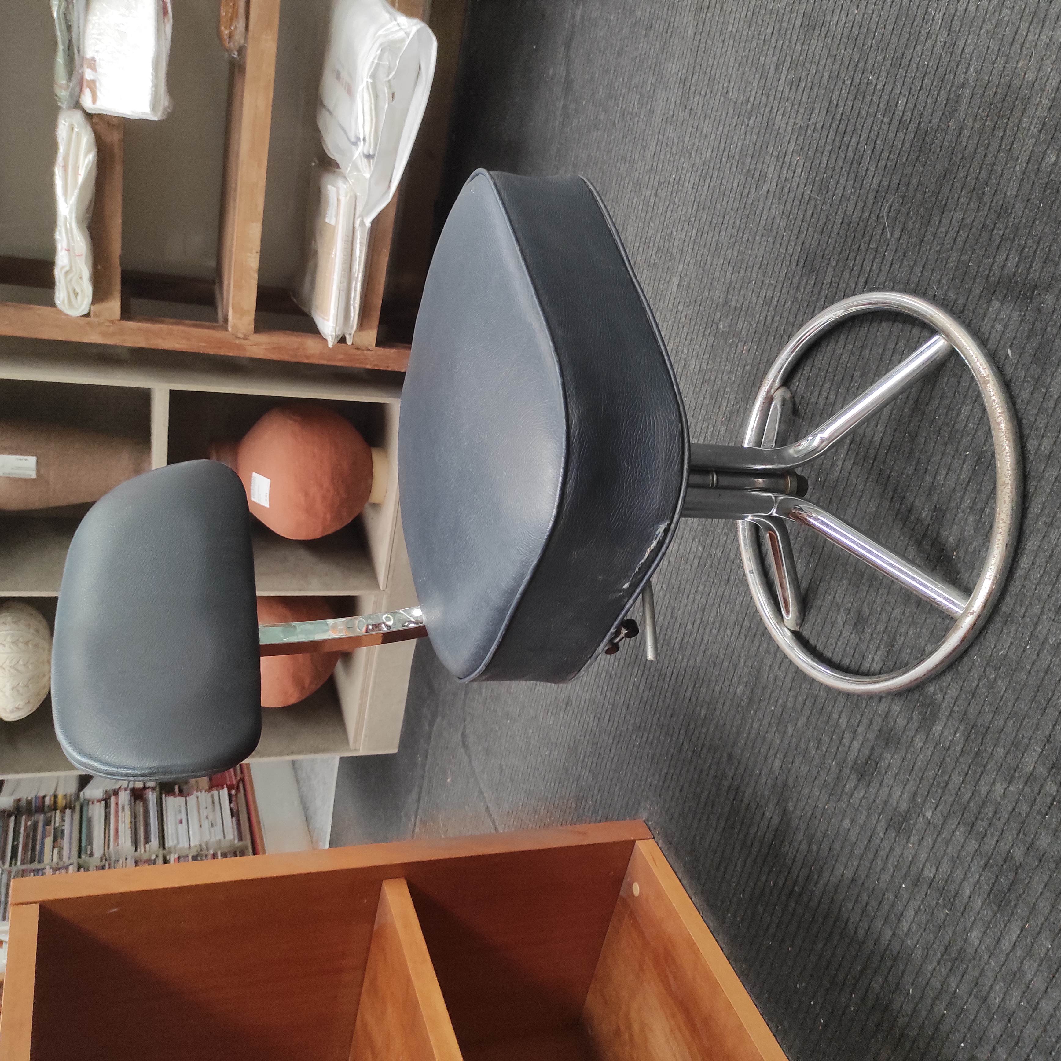FAUTEUIL DE BUREAU EN CUIR  PIED CENTRAL 40/78/50 CM