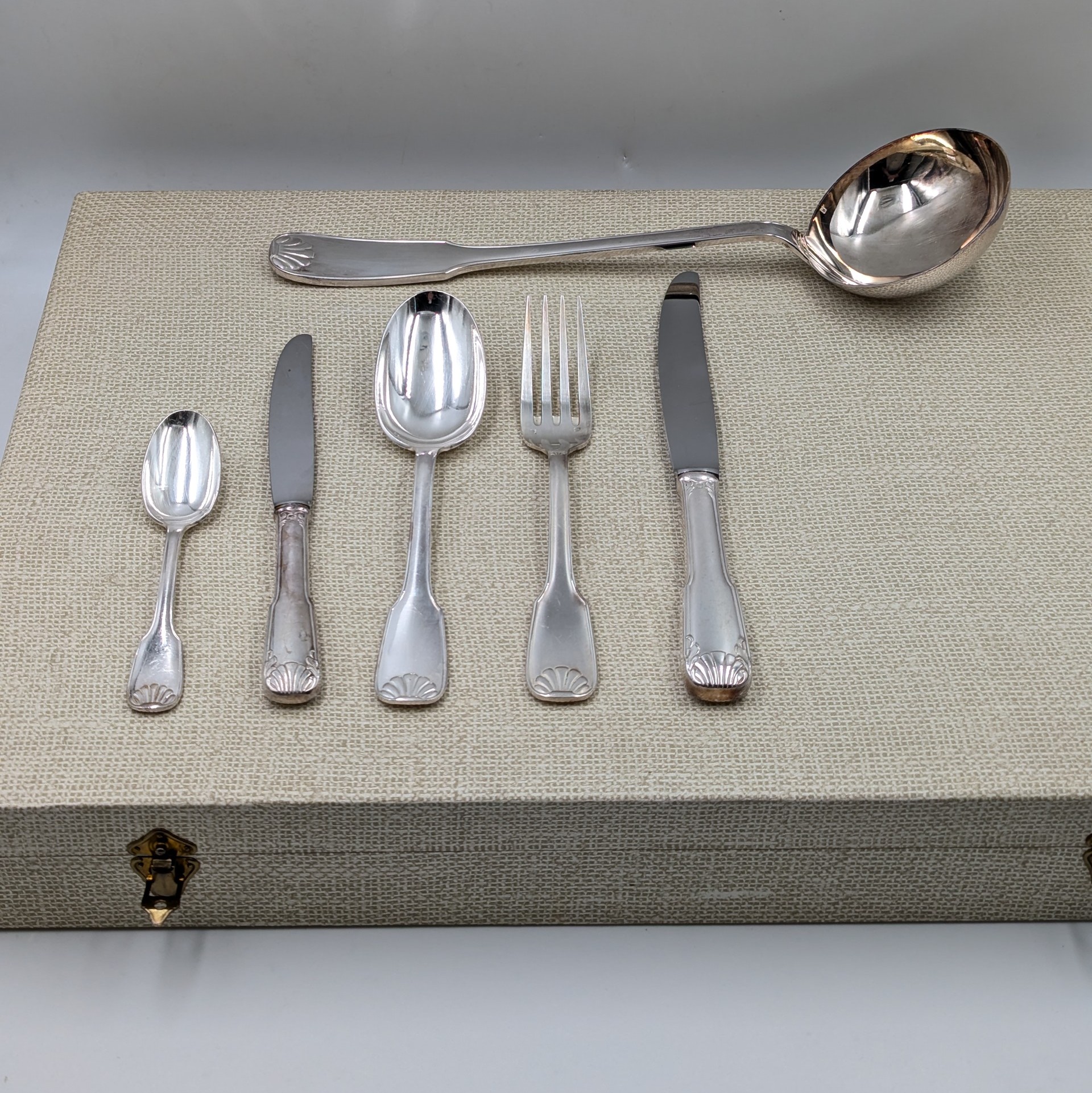 LCF MENAGERE COQUILLE 61 PIECES 12 PERSONES EN METAL ARGENTE + BOITE 