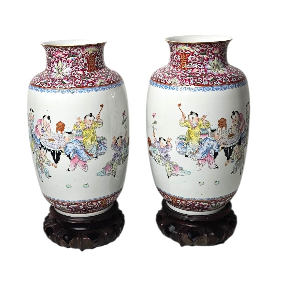 PAIRE DE VASES  CHINOIS EN PORCELAINE A DECOR D ENFANTS H 33 CM