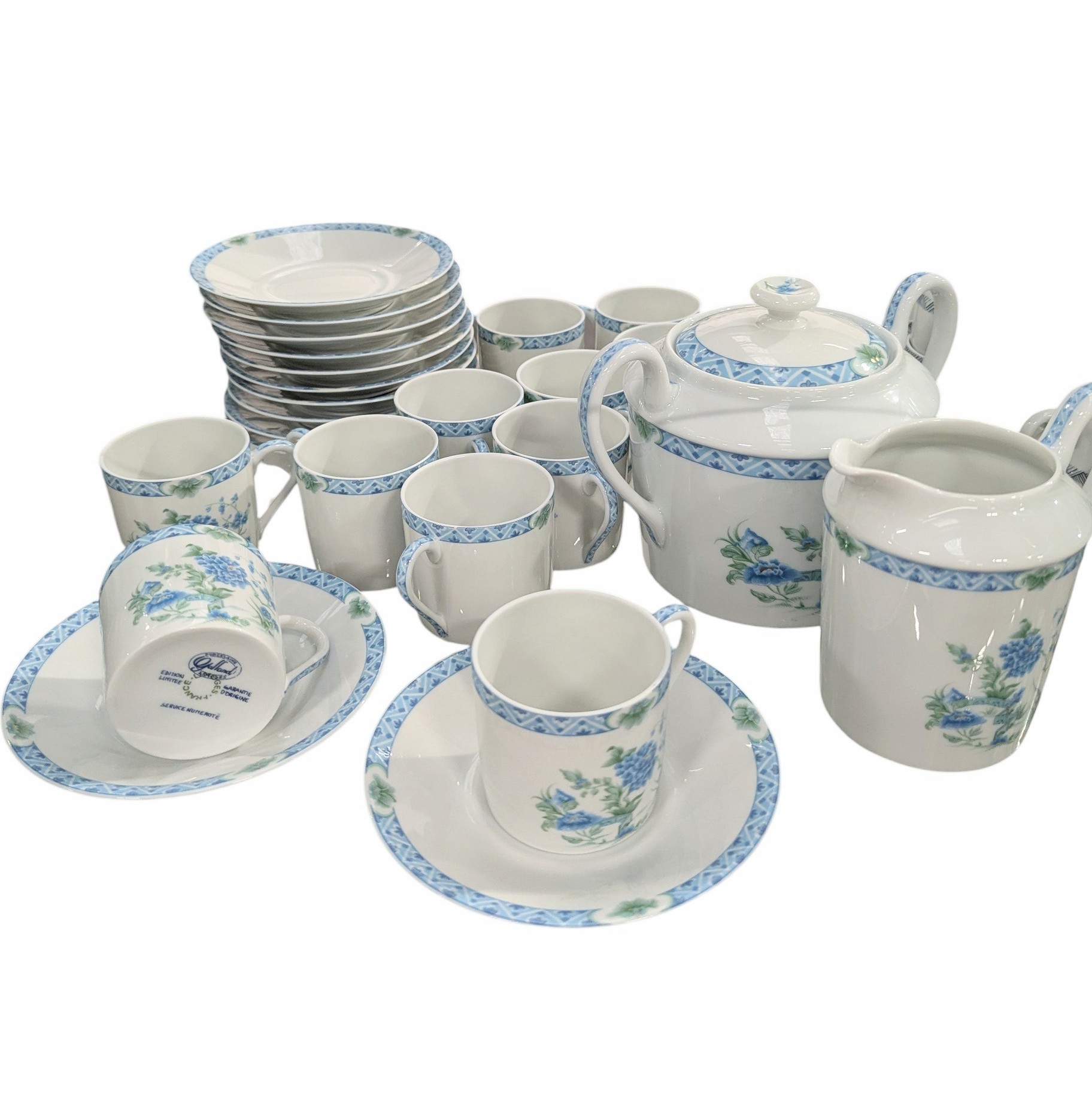 LIMOGES LE PARAVENT BLEU 12 TASSES ET SOUCOUPES + 2 PIECES DE FORME
